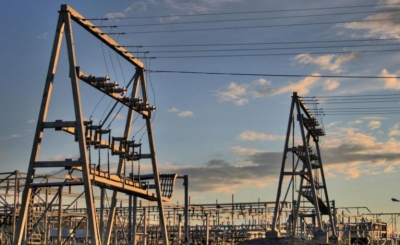 إسرائيل تخصم ديون الكهرباء المستحقة على الفلسطينيين من أموال الضرائب